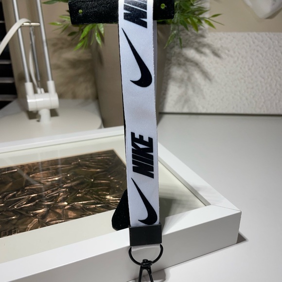 2 pieces Nike Short Lanyard Wristlet Phone Car Bag Charm Keychain - Picture 4 of 9